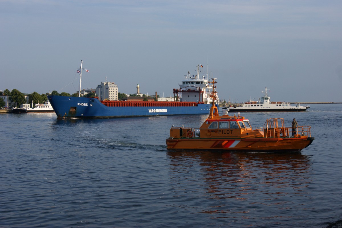 Dichter Verkehr herrscht am Morgen des 05.07.2015 auf der Warnow in Rostock-Warnemünde. Die André W. erreicht in Kürze den Rostocker Seehafen während das Lotsenboot Pilot Schnatermann seinen Liegeplatz in Hohe Düne ansteuert. Dahinter kreuzt die Fähre Warnow auf dem Weg von Hohe Düne nach Warnemünde den namengebenden Fluss.