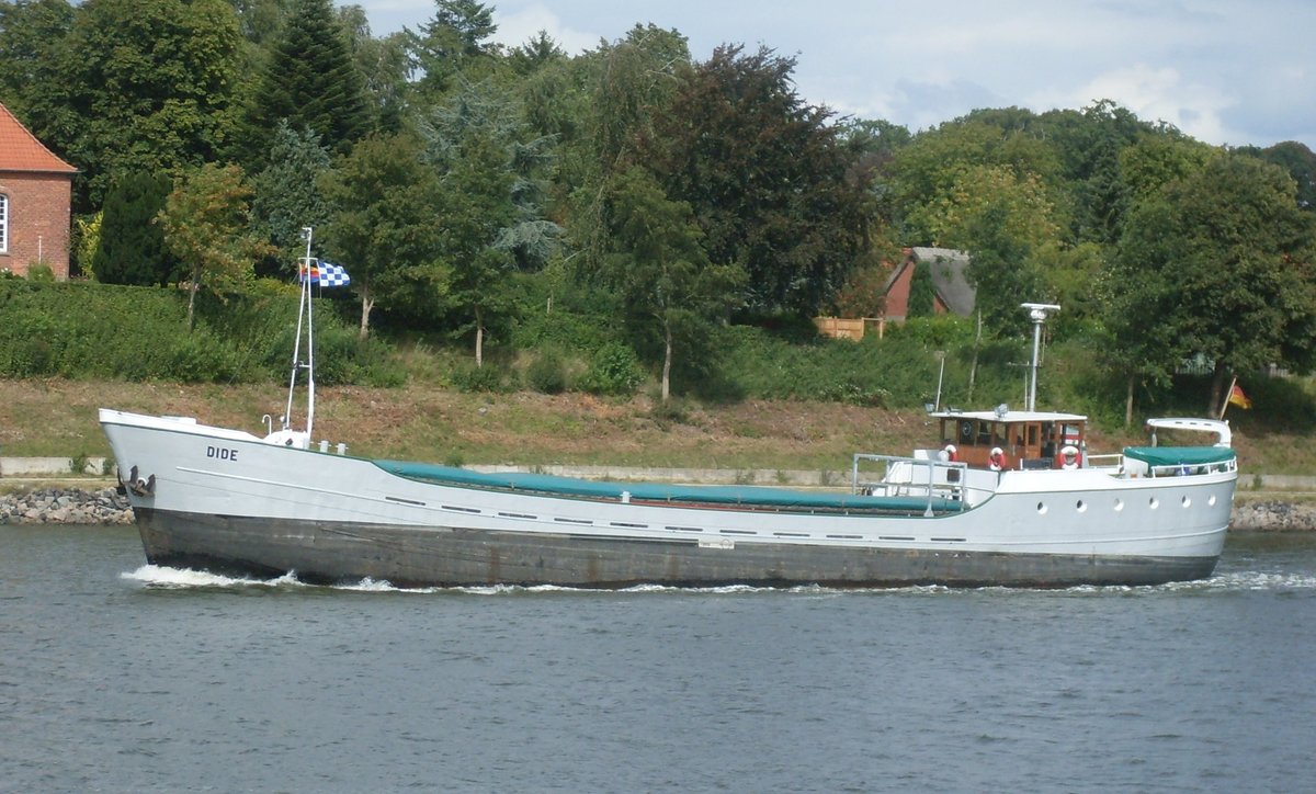 DIDE aus Wyk auf Föhr- IMO 6613586 - 1901 in Holland gebaut-mehrmals umgebaut nun 310 To.
ex VIER GEBROEDERS / GRAUERORT / GESA -am 17.08.2004 in Sehestedt