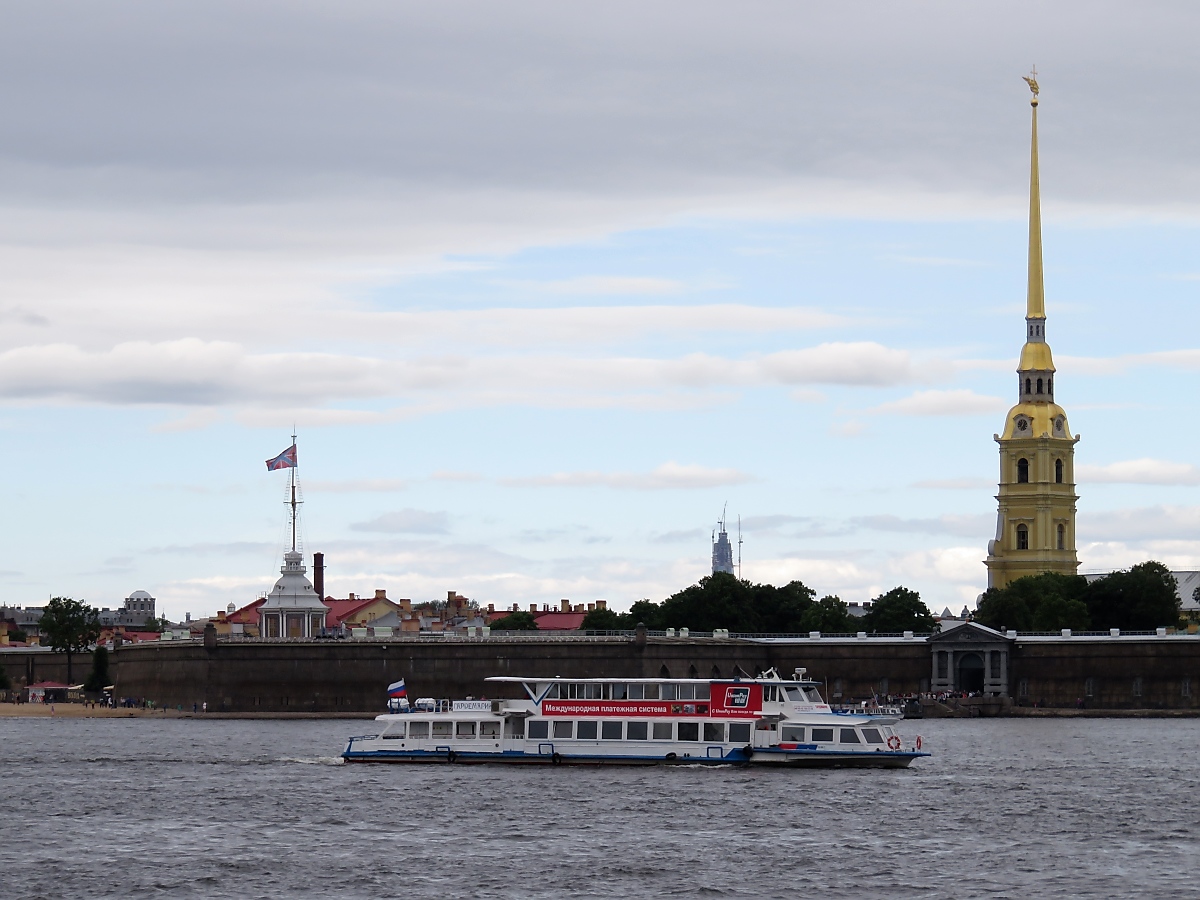 Die ГАРДЕМАРИН (GARDEMARIN, Seekadett) auf der Newa in St. Petersburg, 16.7.17 Im Hintergrund die Festung und der Turm der Peter-und-Paul-Kathedrale.

Wer genau hin schaut, findet sicher 10 Unterschiede zum Schwesterschiff, der Jade.
