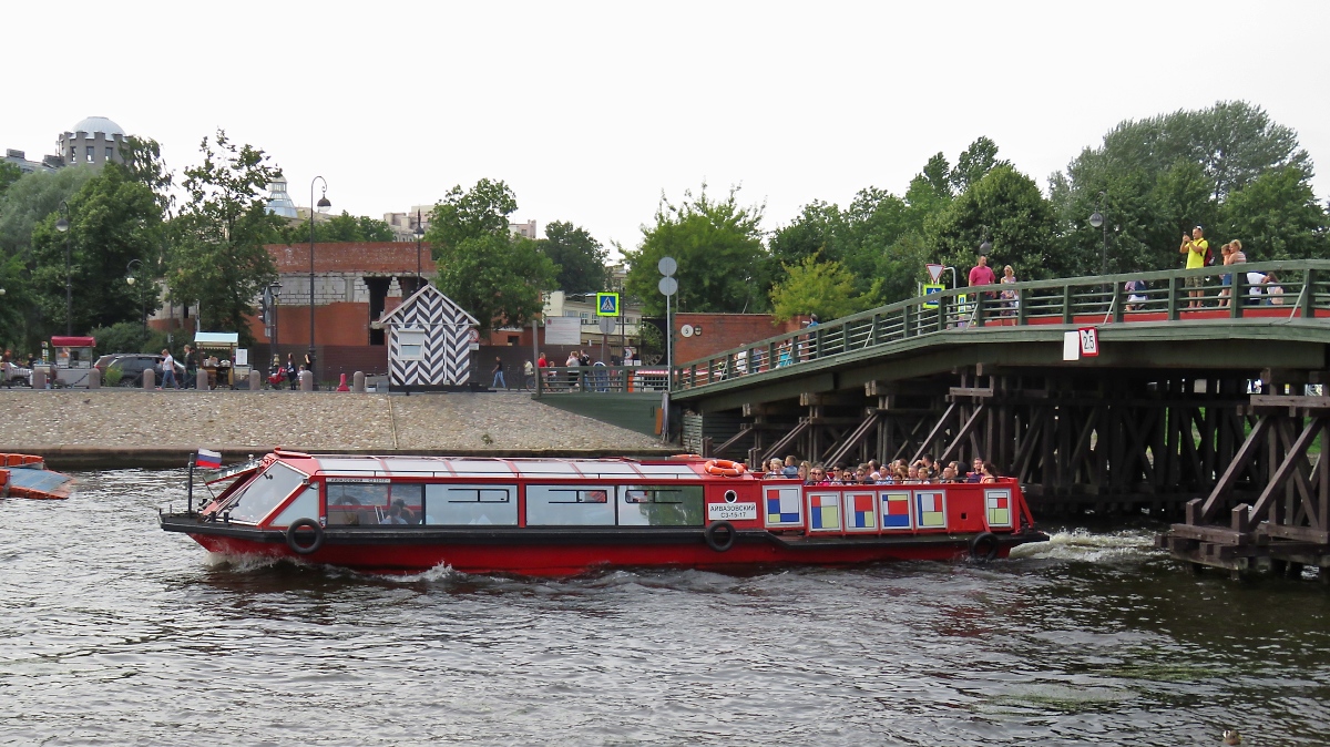 Die айвазовский (Aiwasowski) unterquert die Kronverksky-Brücke zur Peter-und-Paul-Festung in St. Petersburg, 12.8.17

Iwan Konstantinowitsch Aiwasowski war ein russischer Marinemaler armenischer Abstammung. 