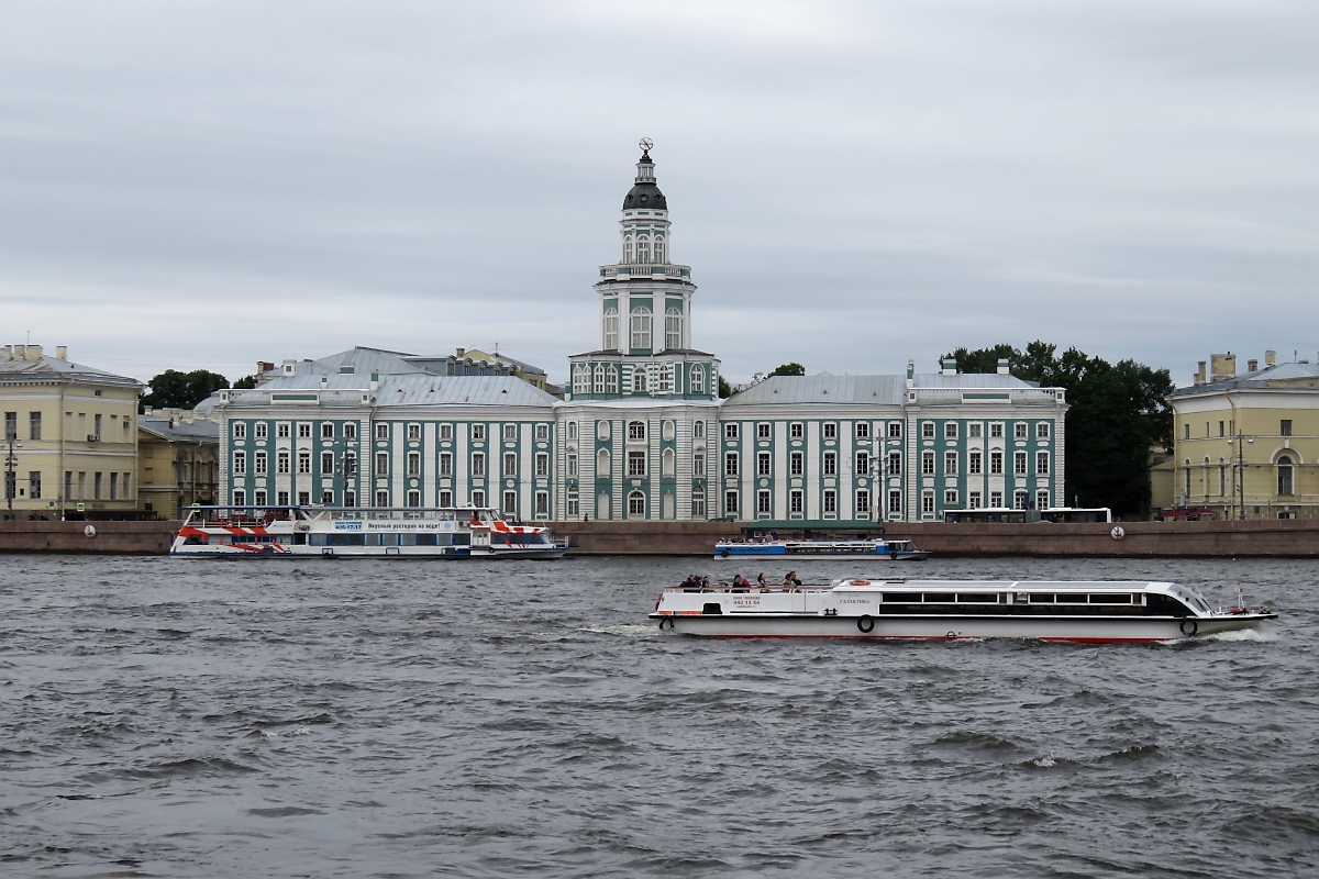 Die галактика (GALAKTIKA, Galaxis) und dahinter die москва-194 (MOSKWA, Moskau) auf der Newa in St. Petersburg, 16.7.17