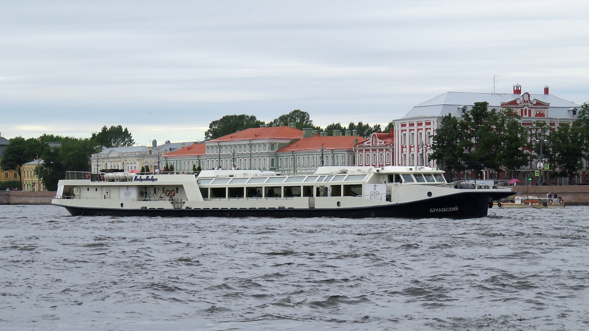 Die дунаевский (Dunaevskii) auf der Newa in St. Petersburg, 16.7.17