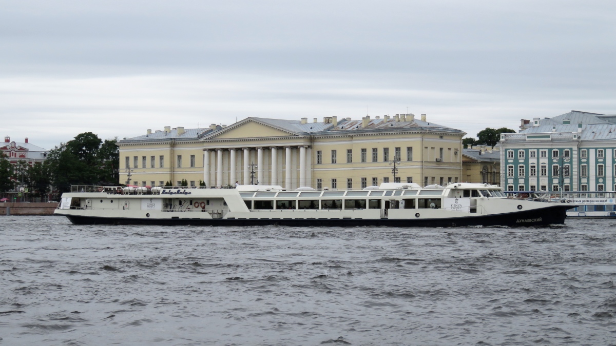 Die дунаевский (Dunaevskii) auf der Newa in St. Petersburg, 16.7.17