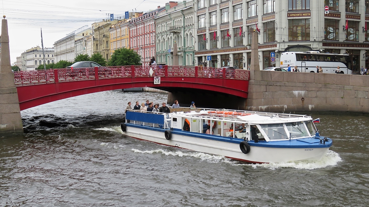 Die  капер  (Kaper) durchfuhr die Rote Brücke (красный мост) in St. Petersburg am 16.7.17