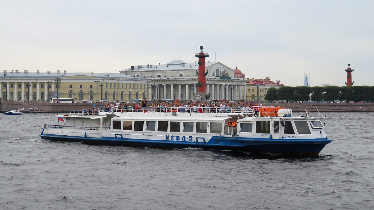 Die нева-5 (NEVA-5) auf der Newa vor der Börse und den Columna rostrata in St. Petersburg, 12.8.17