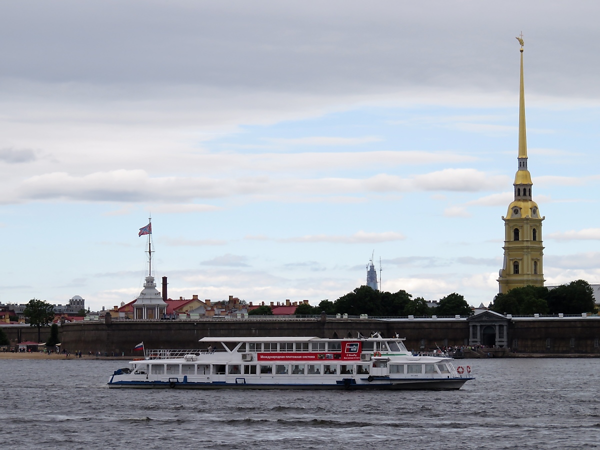 Die нефрит (NEPHRIT, Jade) auf der Newa in St. Petersburg, 16.7.17
Im Hintergrund die Festung und der Turm der Peter-und-Paul-Kathedrale.

Wer genau hin schaut, findet sicher 10 Unterschiede zum Schwesterschiff  Gardemarin .