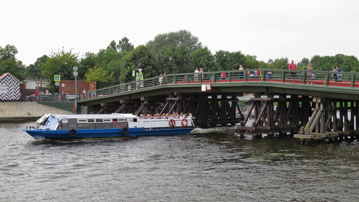 Die охта (ohta) unterquert die Kronverksky-Brücke zur Peter-und-Paul-Festung in St. Petersburg, 12.8.17

охта (Ohta) ist ein historisches Viertel von St. Petersburg am rechten Ufer der Neva im Krasnogvardeisky Bezirk.
