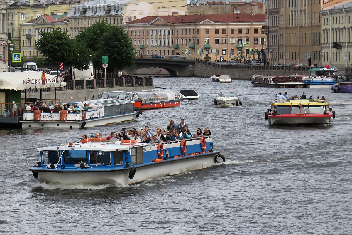 Die скорпион (Skorpion) auf dem Griboyedov Kanal, dahinter hat die талисман (Talisman) angelegt. St. Petersburg, 16.7.17