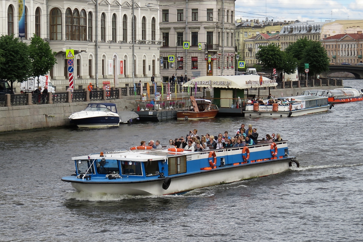 Die скорпион (Skorpion) vor dem Fabergé-Museum in St. Petersburg, 16.7.17