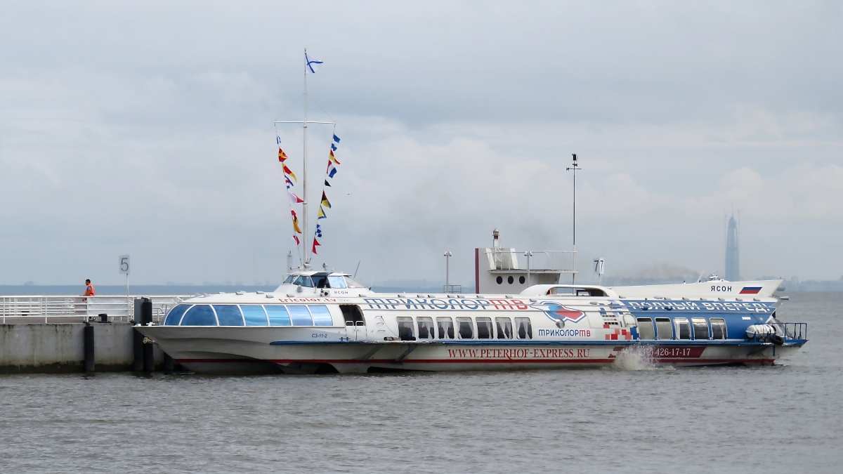 Die ясон (Jason) beim Ablegen in Peterhof, 20.8.17

Im Hintergrund sieht man das inzwischen höchste Gebäude Europas, den 462 m hohen Lakhta-Tower (aka Gazprom-Tower).