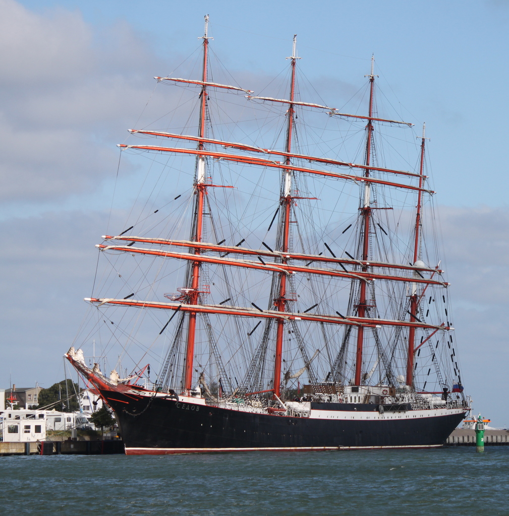 Die 117 m Sedov(russisch Седов)mit Heimathafen Kaliningrad lag am Morgen des 07.07.2018 in Warnemünde.