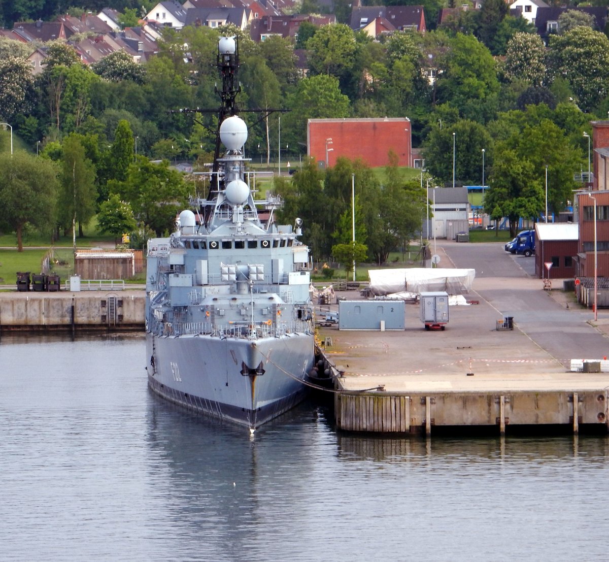 Die 130m lange Fregatte Karlsruhe F212 der Bundesmarine am 15.05.18 in Kiel