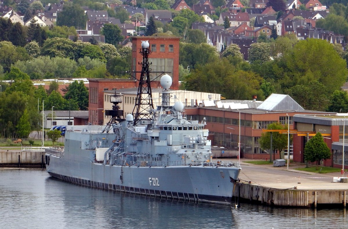 Die 130m lange Fregatte Karlsruhe F212 der Bundesmarine am 15.05.18 in Kiel