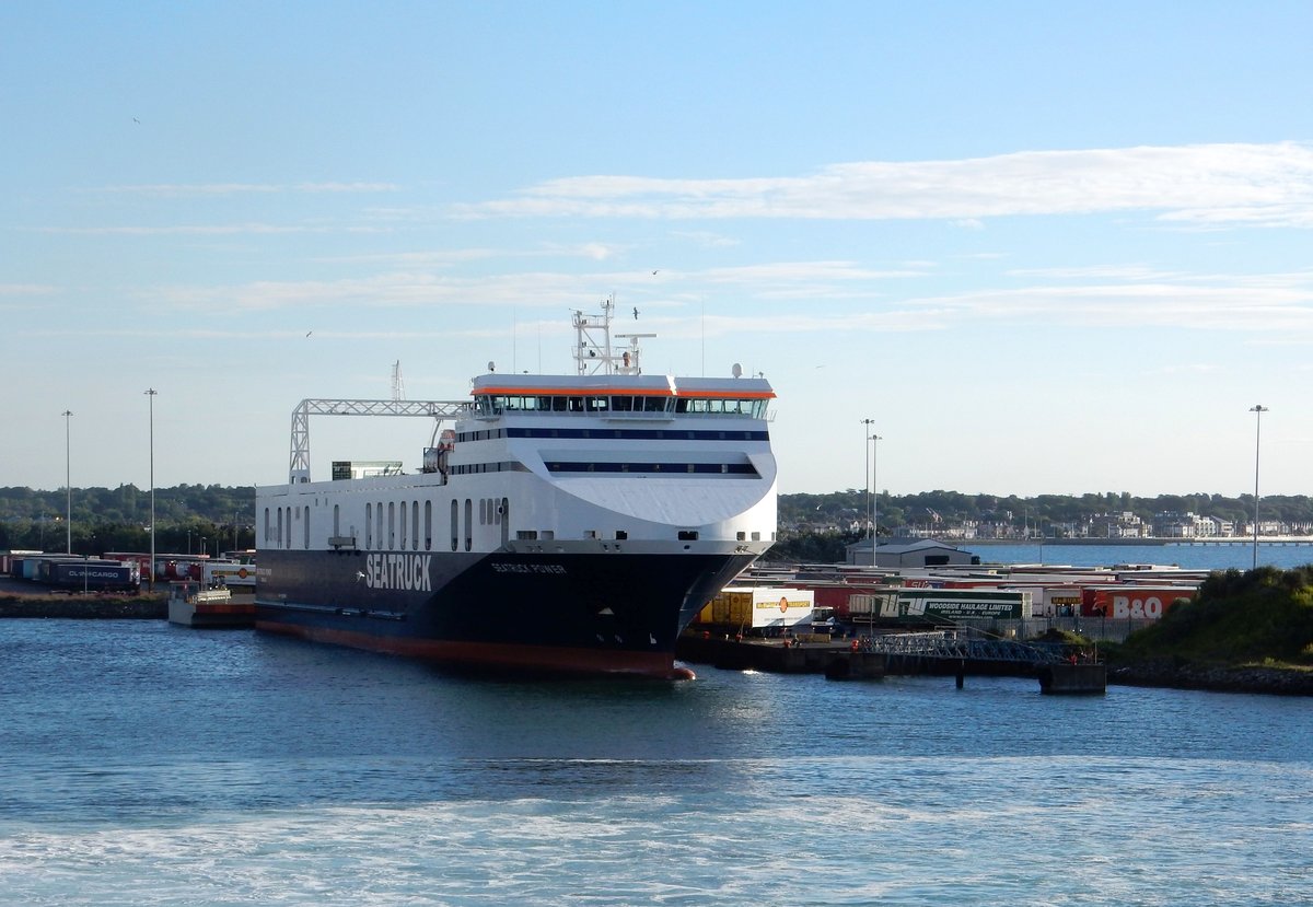 Die 142m lange RoRo Fähre SEATRUCK POWER der Reederei Seatruck am 03.06.17 in Dublin