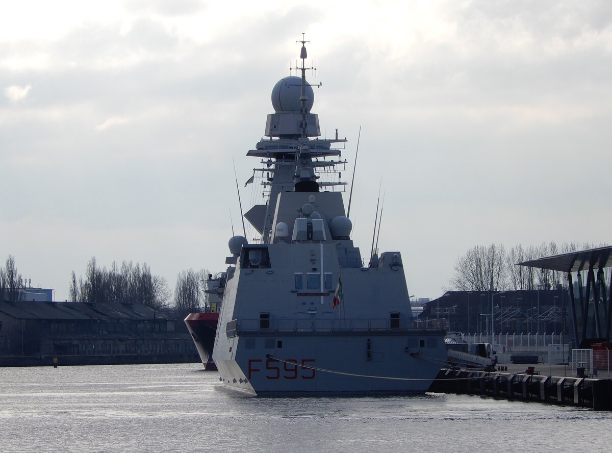 Die 144m lange Fregatte Luigi Rizzo F595 der italienischen Marine am 06.03.24 in Rostock.