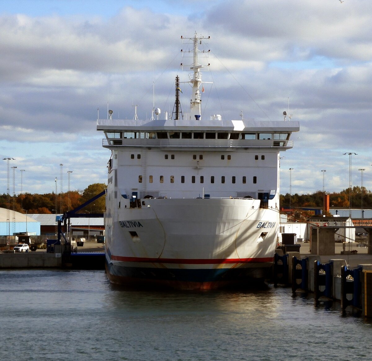 Die 147m lange Fähre BALTIVIA am 20.10.22 in YSTAD