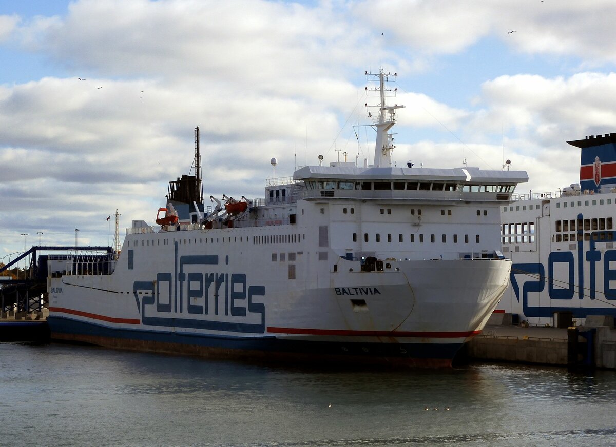 Die 147m lange Fähre BALTIVIA am 20.10.22 in YSTAD