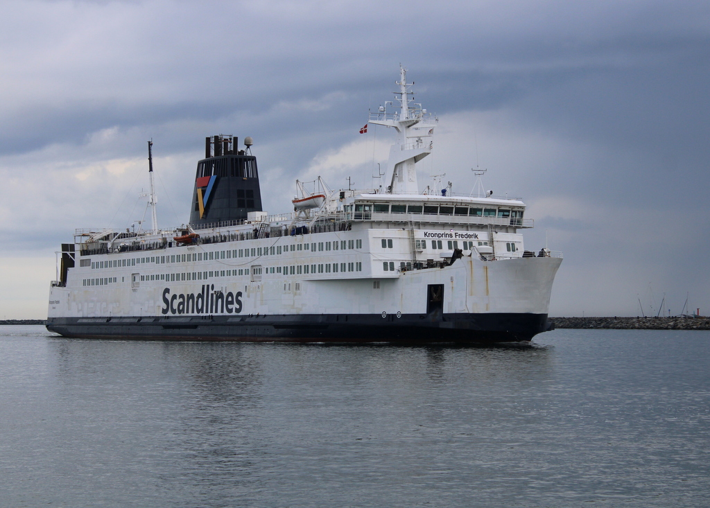 Die 152 Meter lange Scandlines Fähre KRONPRINS FREDERIK auf ihrem Seeweg von Gedser nach Rostock-Überseehafen beim Einlaufen am 17.05.2021 in Warnemünde.