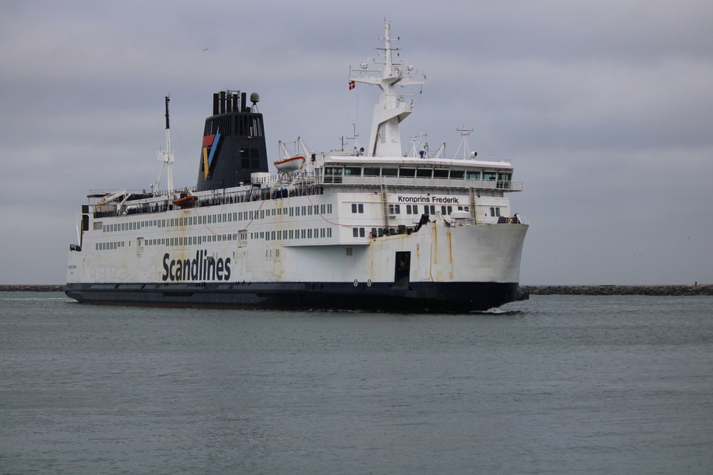 Die 152 Meter lange Scandlines Fähre KRONPRINS FREDERIK auf ihrem Seeweg von Gedser nach Rostock-Überseehafen beim Einlaufen am 19.11.2021 in Warnemünde.