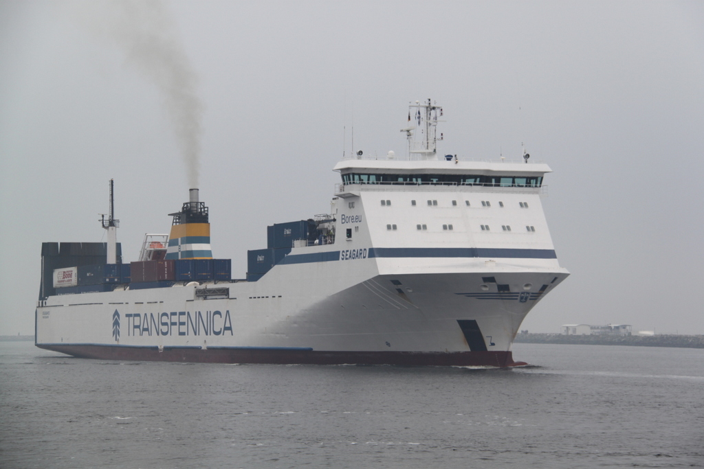 die 153,9 m lange RoRo-Güter Fähre Seagard der finnischen Reederei Transfennica auf ihrem Seeweg von Kotka nach Lübeck beim Einlaufen in Warnemünde am 15.04.2018