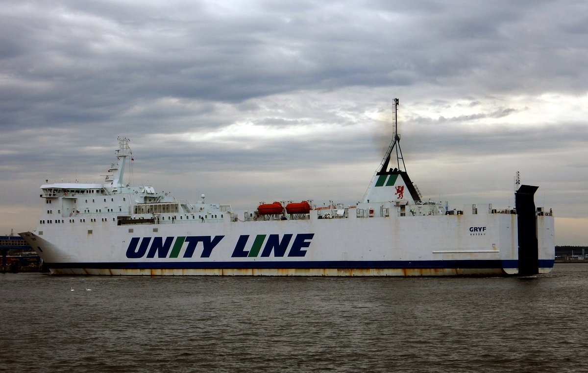 Die 158m lange RoRo Fähre GRYF am 07.03.19 in Swinemünde