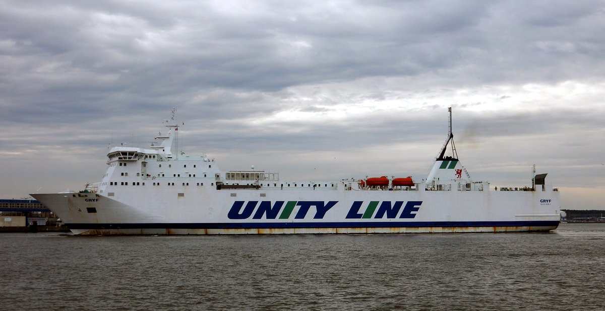 Die 158m lange RoRo Fähre GRYF am 07.03.19 in Swinemünde