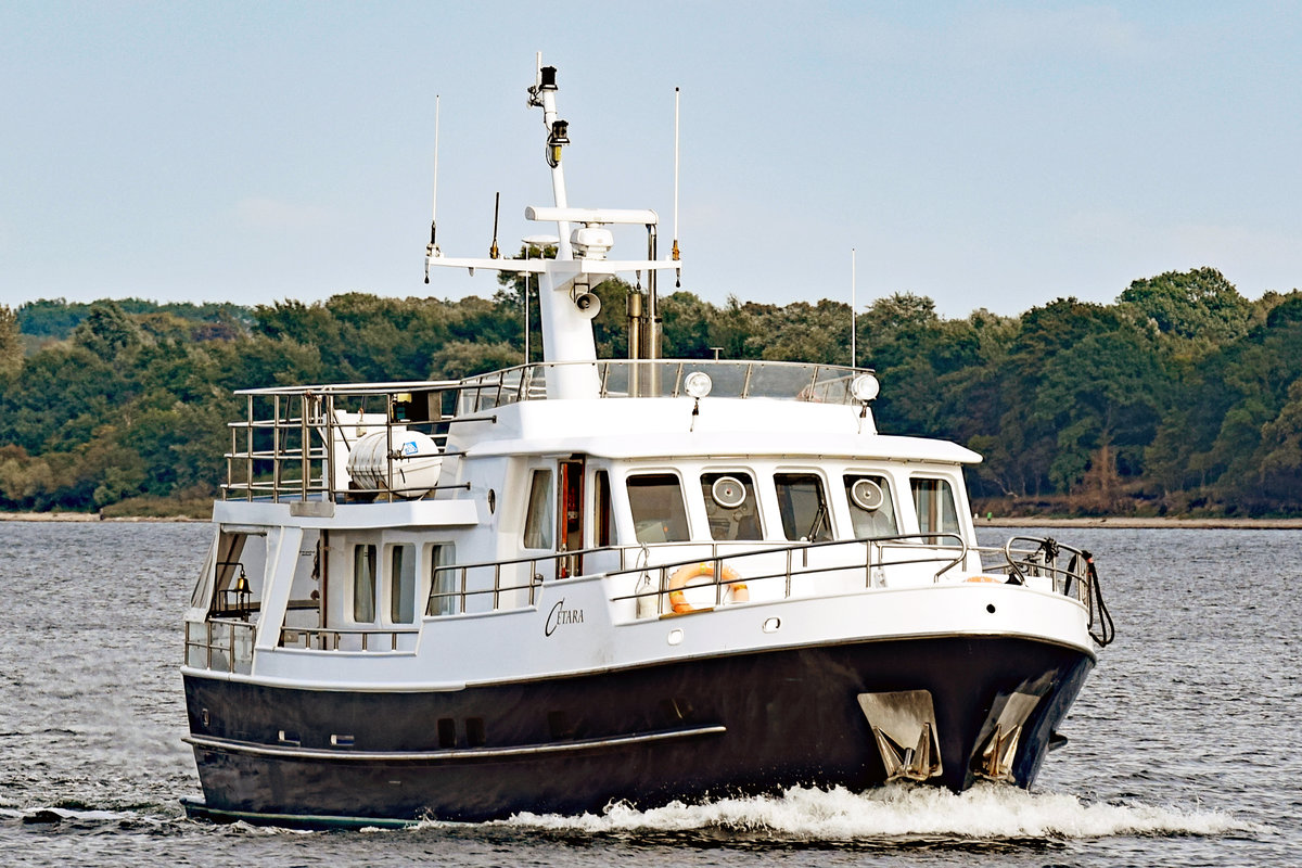 Die 16,85 Meter lange und 4,80 Meter breite CETARA wurde im Jahr 2005 speziell für Seebestattungen konzipiert und fährt seit Oktober 2009 von Travemünde aus in die Lübecker Bucht.