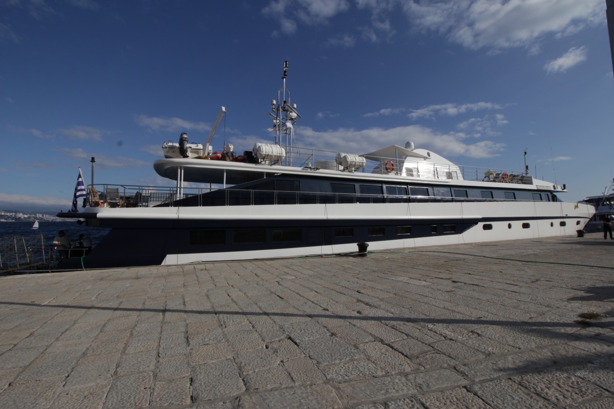 Die ¨Harmony G¨ am Nachmittag von der Sonne beschienen. Hafen Opatija (Kroatien) am 3.10.2014.