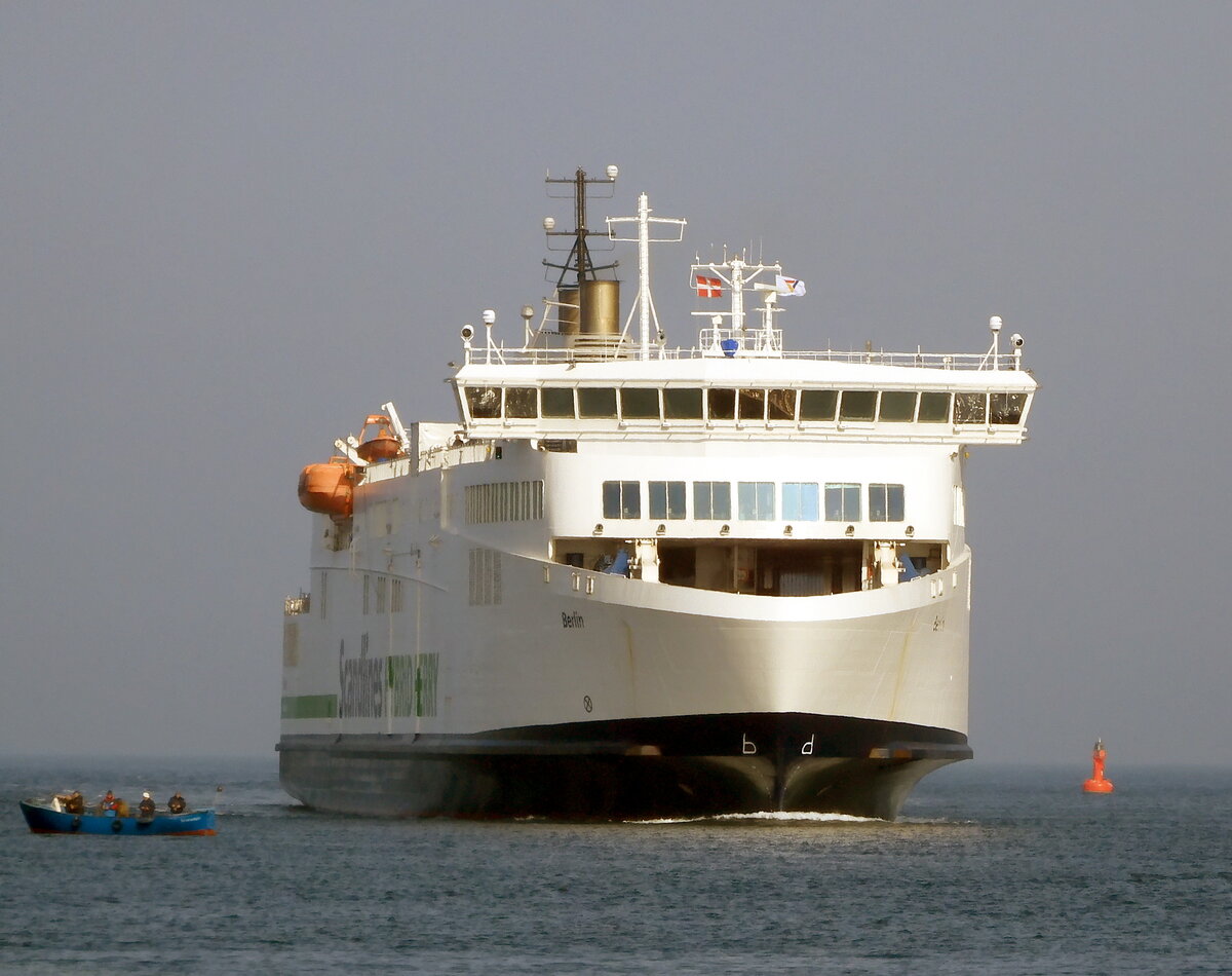 Die 169m lange Fähre BERLIN am 25.03.22 eingehend Rostock