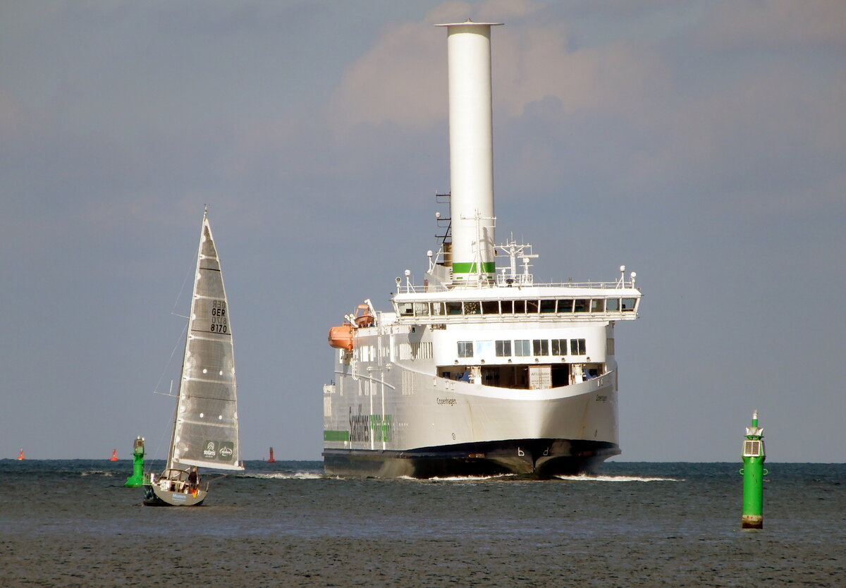 Die 169m lange Fähre COPENHAGEN am 06.10.21 eingehend Rostock