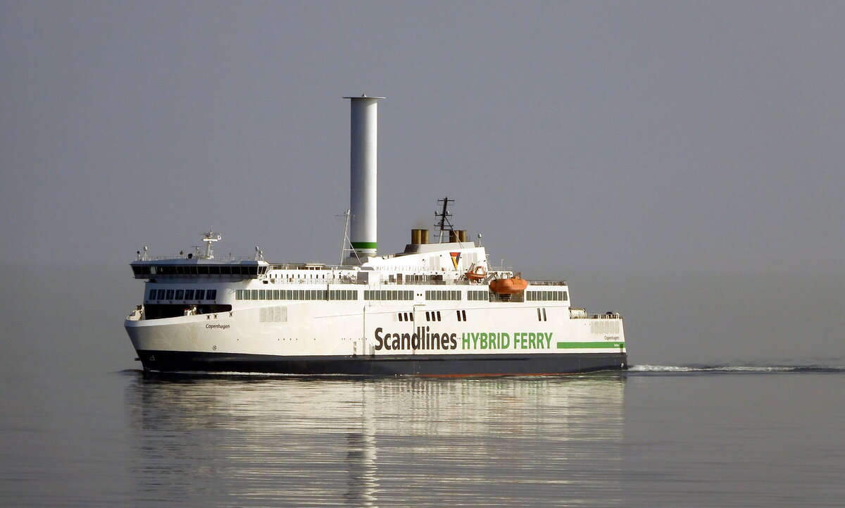 Die 169m lange Fähre COPENHAGEN am 24.03.22 vor Gedser