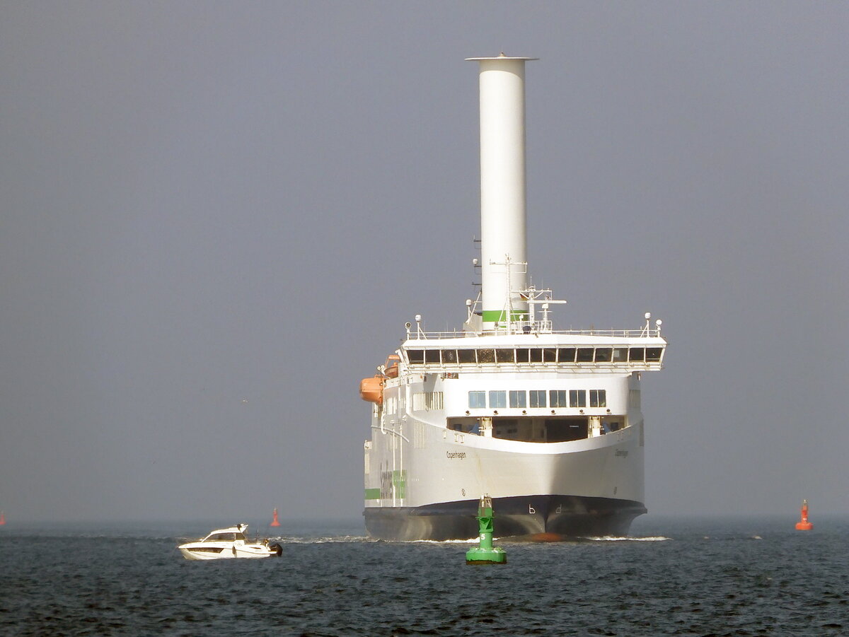 Die 169m lange Fähre COPENHAGEN am 25.03.22 eingehend Rostock