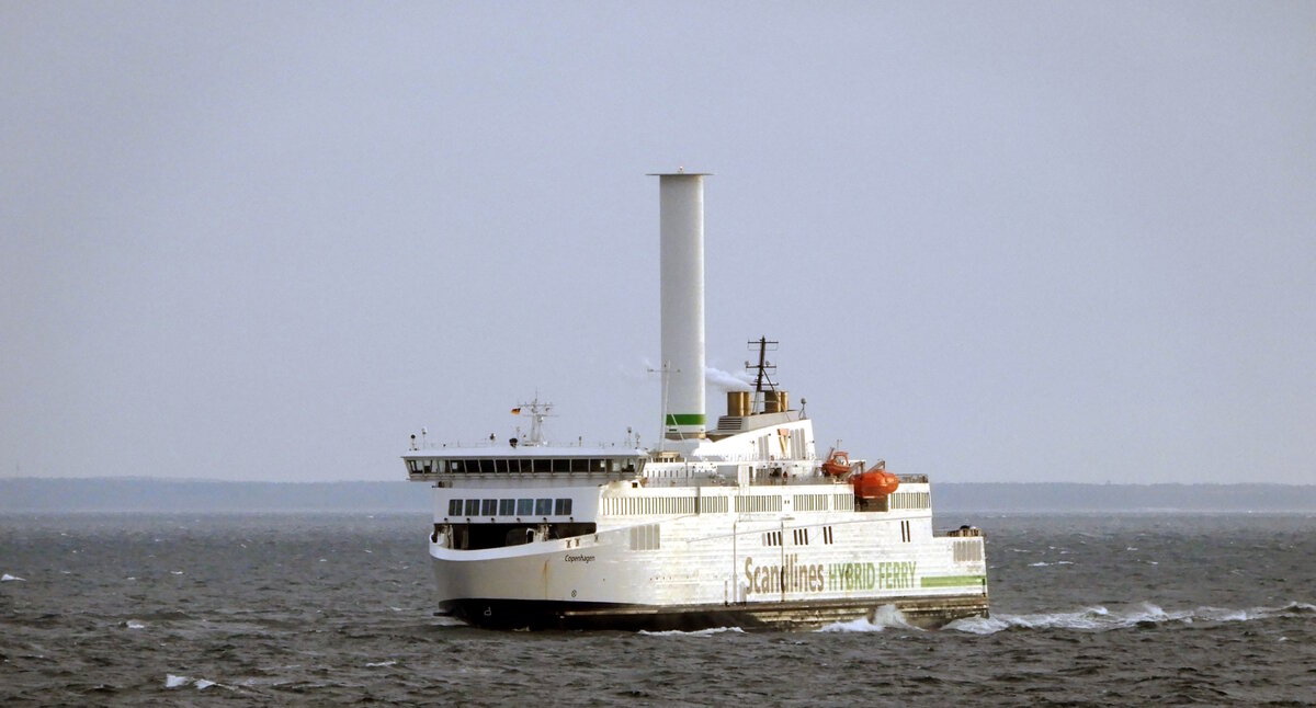 Die 169m lange Fähre COPENHAGEN am 08.11.23 vor Rostock  