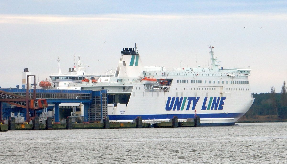 Die 170m lange RoPax Fähre POLONIA am 07.03.19 an ihrem Anleger in Swinemünde