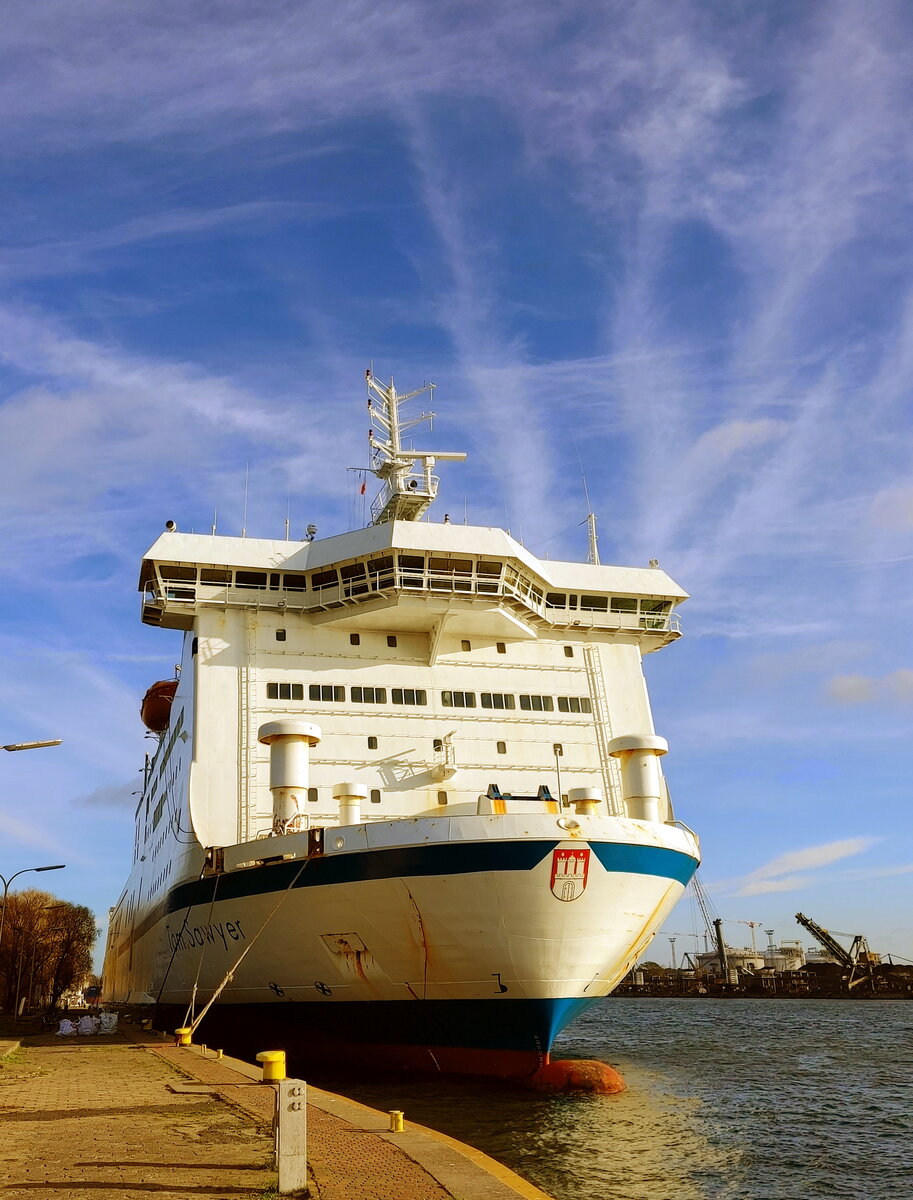 Die 176m lange Fähre TOM SAWYER am 10.11.22 in Swinemünde