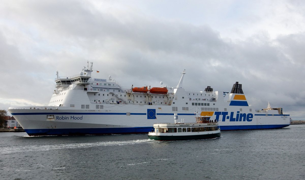 Die 179m lange Fähre Robin Hood und das Fahrgastschiff Käppn Brass am 11.11.17 in Rostock