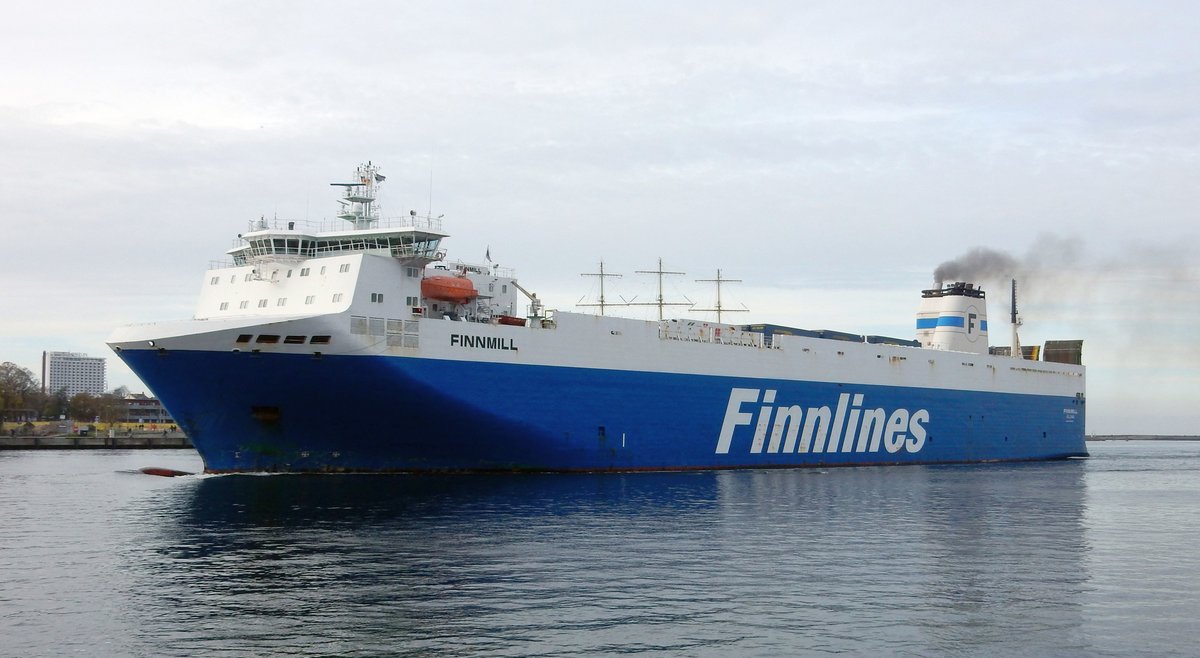 Die 186m lange RoRo Fähre Finnmill am 08.11.19 in Rostock