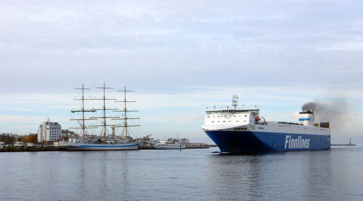 Die 186m lange RoRo Fähre Finnmill am 08.11.19 in Rostock