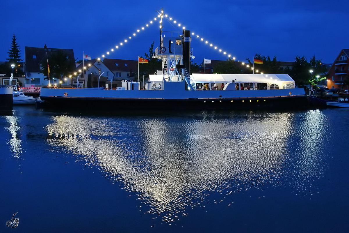 Die 1890 vom Stapel gelaufene Eisenbahnfähre STRALSUND ist das älteste erhaltene Eisenbahndampffährschiff der Welt. Die Fähre wird aktuell als Theaterschiff genutzt. (August 2021)