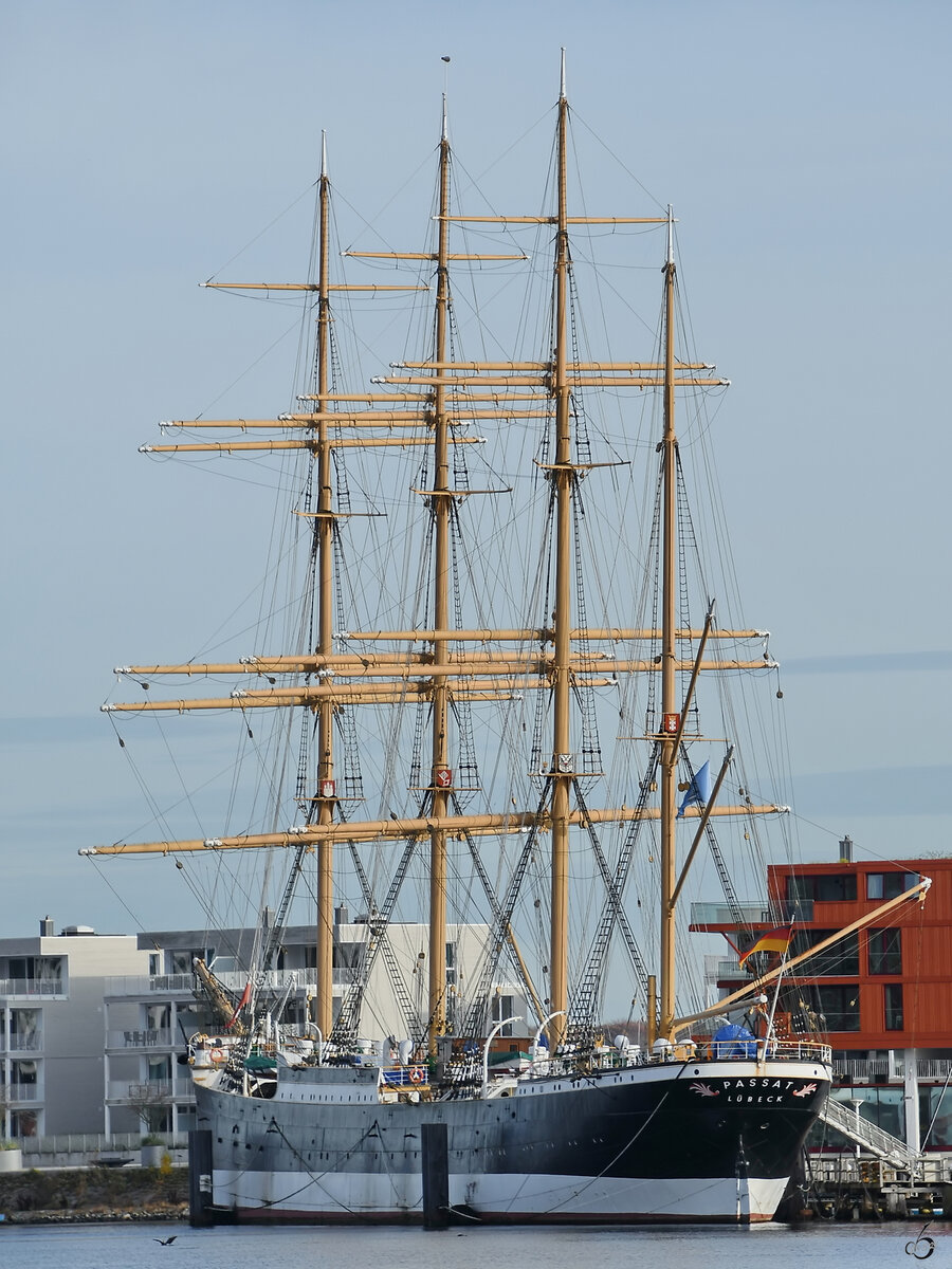 Die 1911 bei Blohm & Voss gebaute Viermastbark PASSAT ist im gleichnamigen Hafen ausgestellt. (Priwall, November 2025)