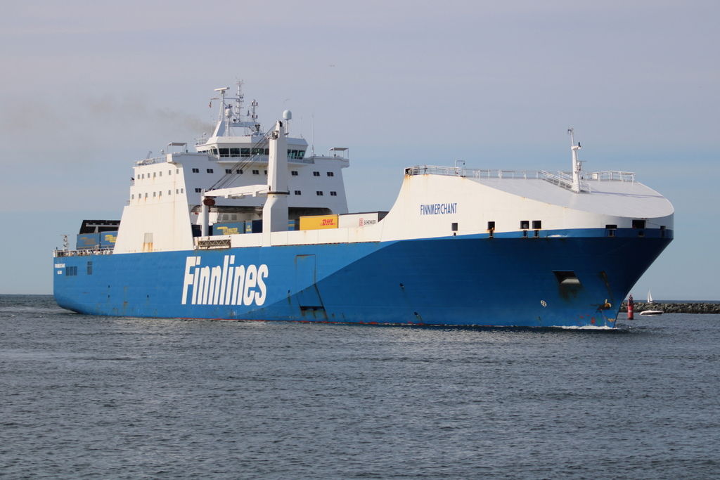 Die 193 Meter lange RoRo-Güter Fähre Finnmerchant auf dem Seeweg von Hanko nach Rostock-Überseehafen beim Einlaufen in Warnemünde.05.06.2022