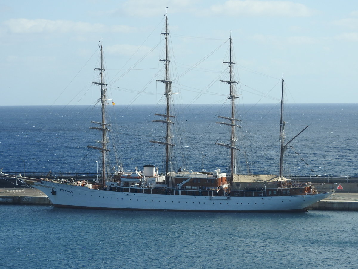 Die 1931 gebaute  Hussar2  heute  Sea Cloud  im Hafen von Arrecife/Lanzarote am 10.11.2016 aufgegnommen von Bord der Aida Sol