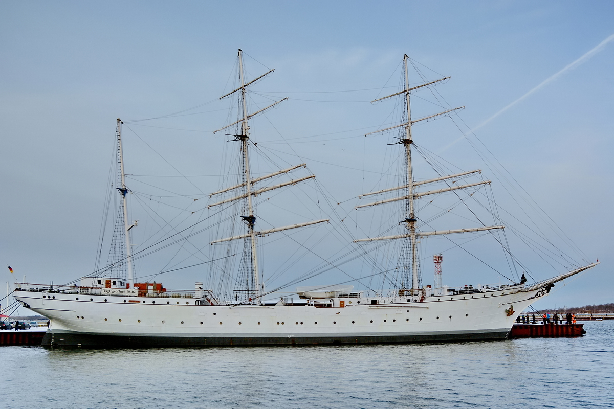 Die 1933 bei Blohm & Voss für die Reichsmarine gebaute Gorch Fock 1 Ende Dezember 2014 im Stralsunder Stadthafen.