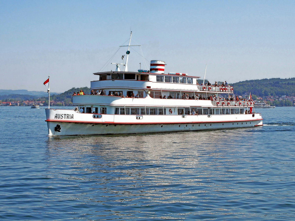 Die 1939 in Dienst gestellte MS „Austria“ ist das größte und schnellste Fahrgastschiff auf dem Bodensee. (8. Mai 2016 vor der Mainau)