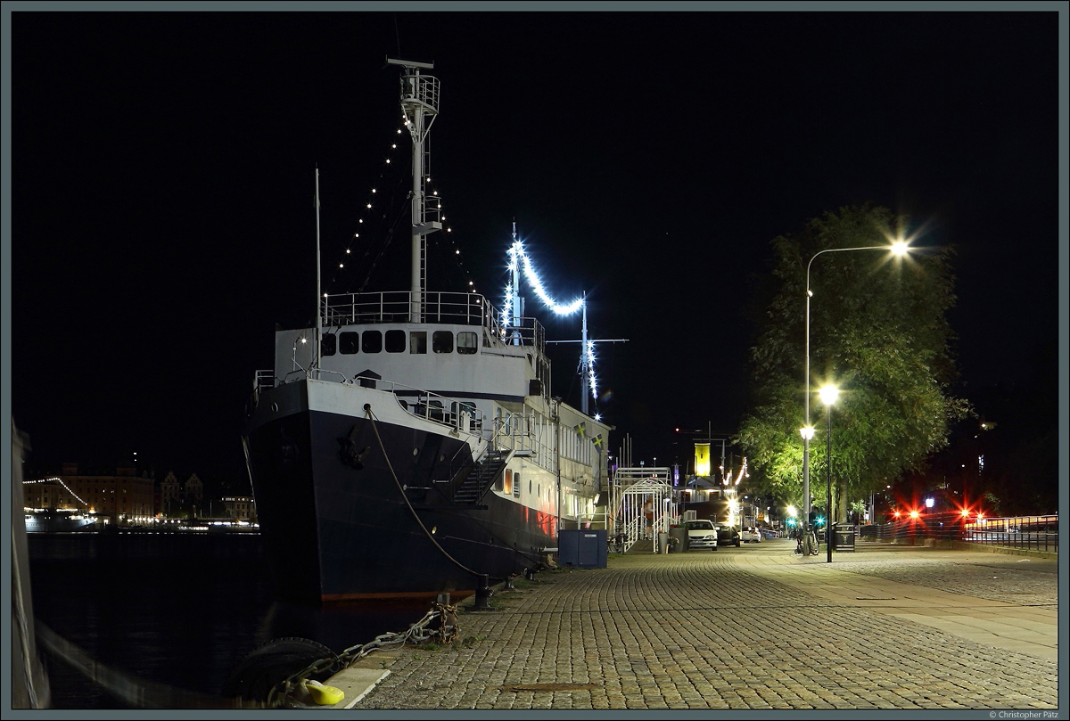 Die 1941 gebaute  Gustaf af Klint  liegt am Stockholmer Söder Mälarstrand als Hotel- und Restaurantschiff vor Anker. (26.09.2021)