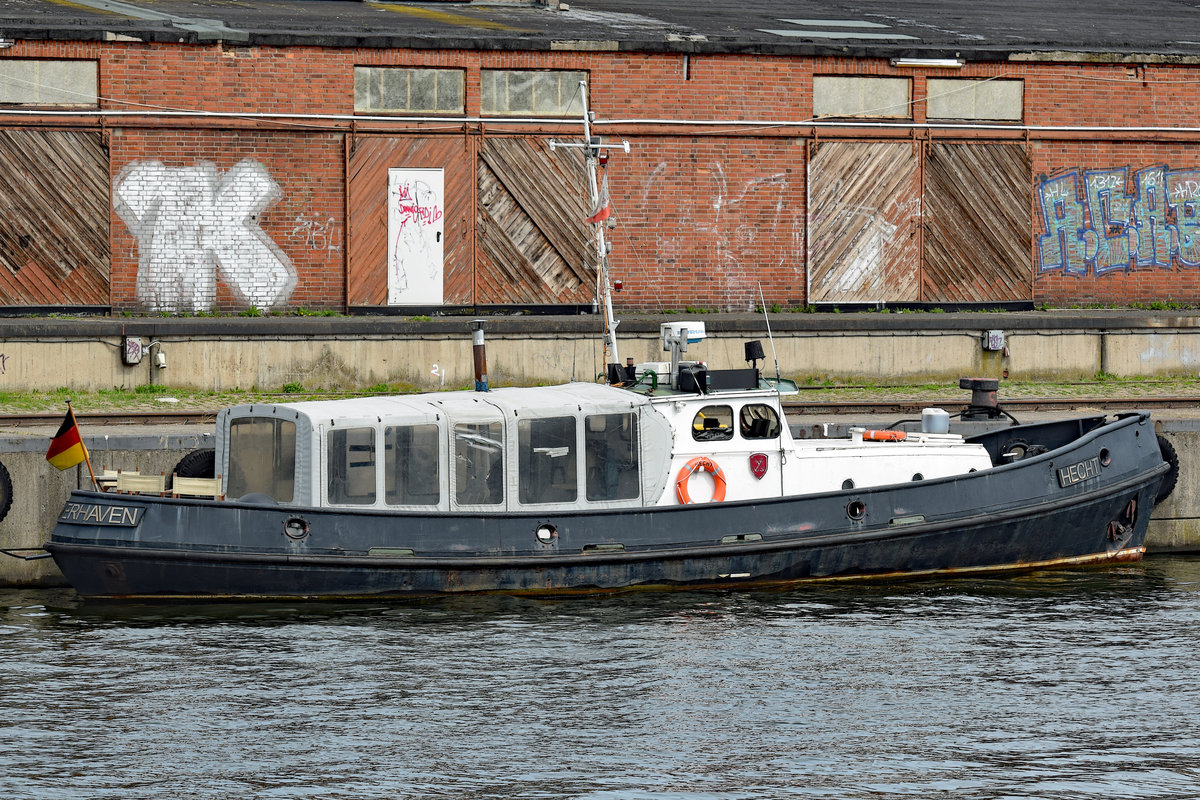 Die 1957 gebaute Barkasse HECHT am 20.7.2019 in Lübeck bei den  Media Docks. Sie ist 17 m lang, 4 m breit und hat einen Tiefgang von 1,55 m.