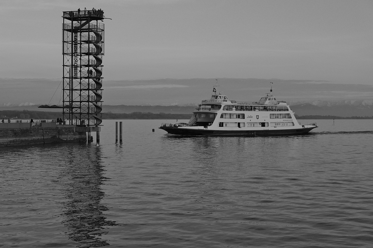 Die 1958 gebaute Motorfähre 'Romanshorn', die im gleichnamigen Hafen gestartet ist bei der Einfahrt in den Hafen von Friedrichshafen (14.03.2017).