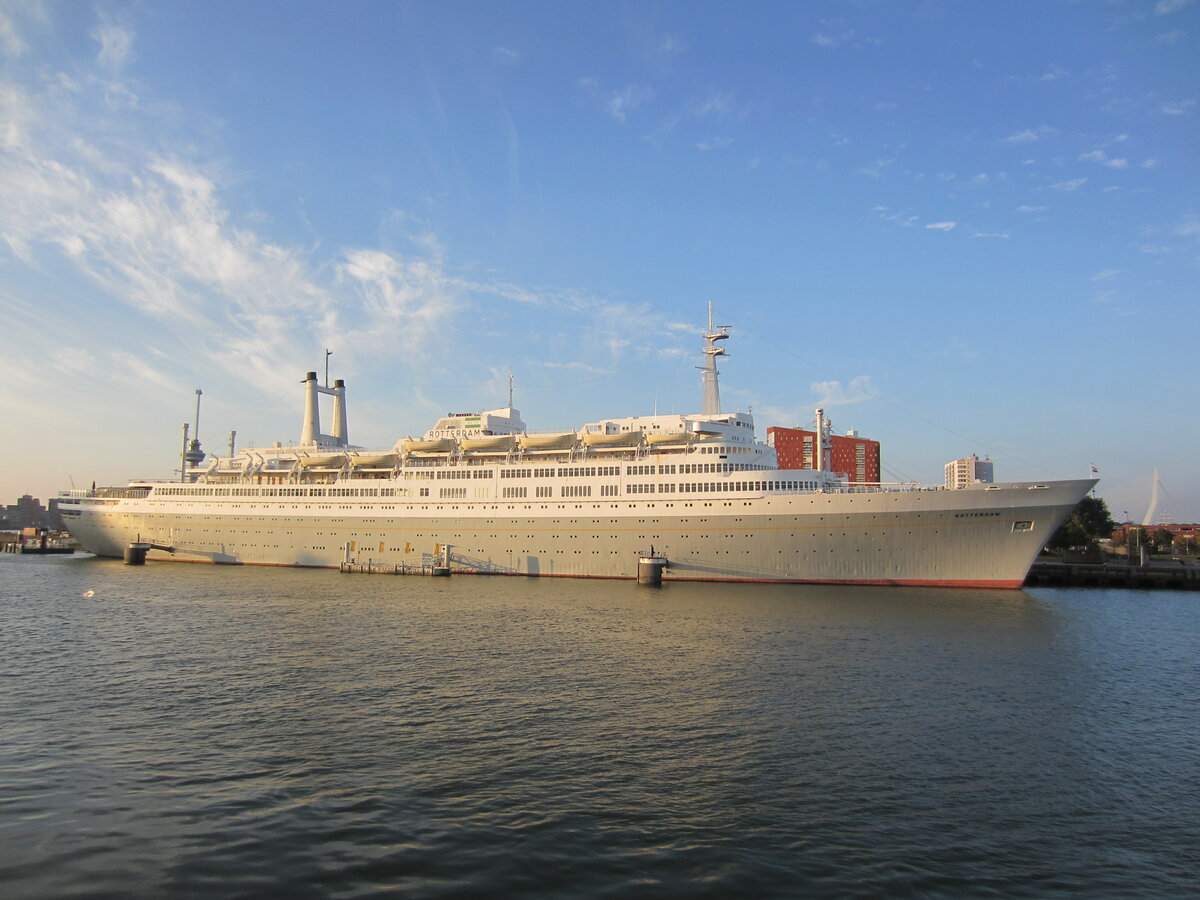 Die 1959 in Dienst gestellte Rotterdam war einer der letzten klassischen Ozeanliner. Seit 2009 dient sie stationär in Rotterdam als Museums-und Hotelschiff. Vorbeifahrt am 16.09.21