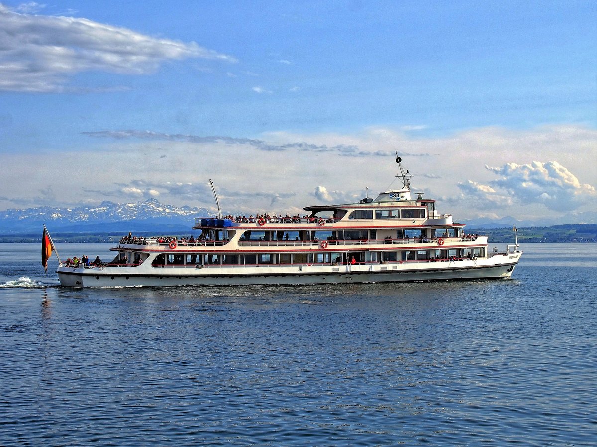 Die 1960 in Dienst gestellte MS  Stuttgart  läuft am Abend des 10. Mai 2016 aus dem Meersburger Hafen in Richtung Konstanz aus.