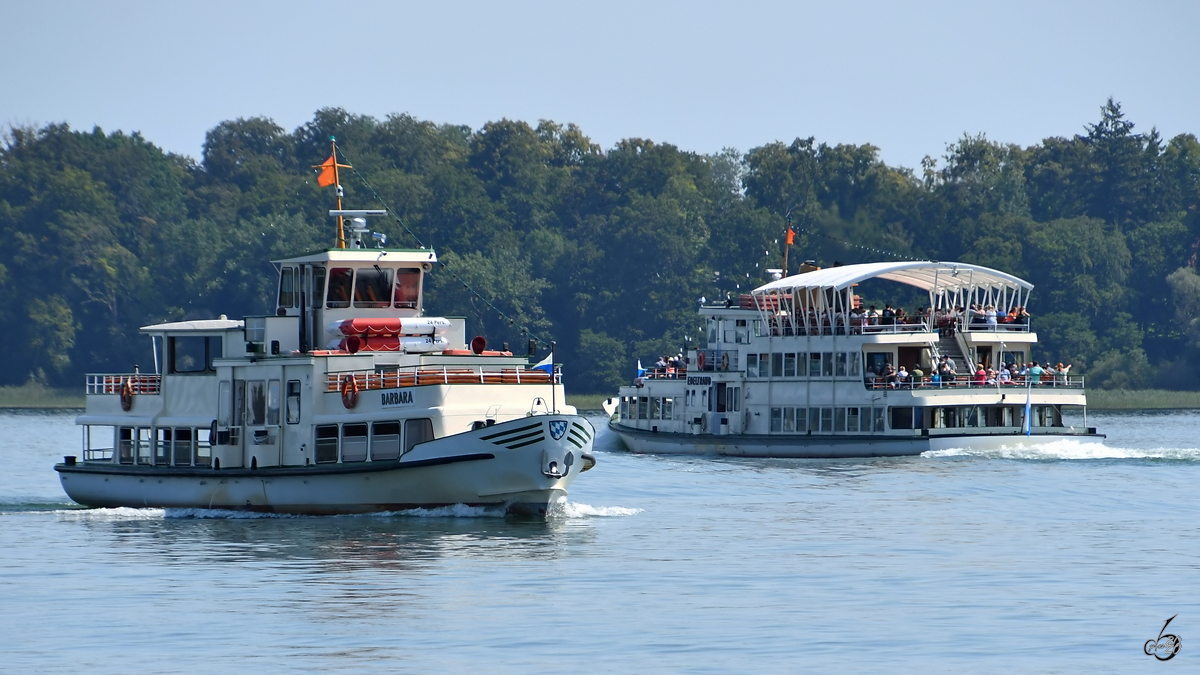 Die 1961 und 1970 gebauten Fahrgastschiffe MS BARBARA & EDELTRAUD waren Mitte August 2020 auf dem Chiemsee unterwegs. (Hafen Prien)